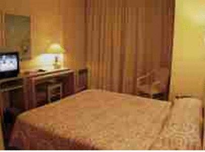 Le Central Peyrehorade Room photo
